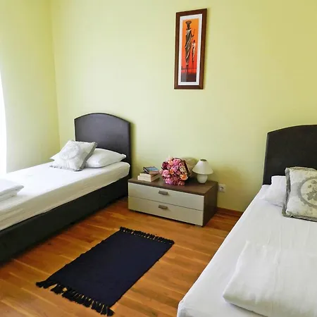 Apartment Smaragdna.1 公寓 *